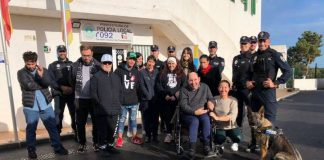 Los usuarios del Centro de Día visitan las dependencias de la Policía Local Visita de los usuarios del Centre de Dia a la Policía local