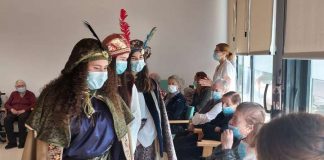 Los pajes reales visitan a los mayores en el Centro de Día Visita pajes reales al Centro de Día