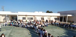 La comunidad del CEIP Sant Ferran se vuelca en la celebración de la VII Cursa per la Pau Alumnos y profesores forman el símbolo de la paz en el patio del colegio