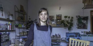 “El trabajo con el metal me brinda infinidad de posibilidades creativas” Entrevista a María Rosúa Maria Rosúa en su taller de Formentera