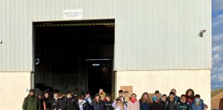Alumnos del IES Marc Ferrer visitan la planta de tratamiento de residuos de es Cap de Barbaria Visita escolar a la planta de tratamiento de residuos de es Cap