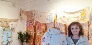 Lola Raya expone una propuesta de ropa sostenible en «Naturart» Lola Raya en la inauguración de Naturart