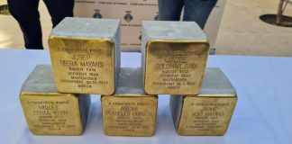 El Govern coloca las primeras Stolpersteine en Formentera en homenaje a cinco víctimas del nazismo