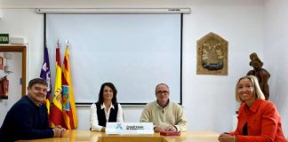 Ángel Custodio Navarro pren possessió com a secretari habilitat nacional del Consell, categoria superior, en provisió definitiva Ana Juan, Ángel Custodio Navarro, Bartomeu Escandell y Paola Sales en la sala d'actes del Consell