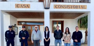 Toma posesión del cargo un nuevo agente interino de la Policía local de Formentera Ana Juan y Josep Marí junto a agentes de la Policía local de Formentera