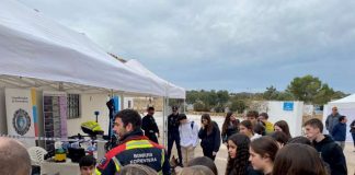 Quince empresas, nueve entidades y 380 entrevistas de trabajo en la II Feria de Empleo y Emprendimiento de Formentera Bomberos y Policía local de Formentera explicaron sus trabajos a los más jóvenes