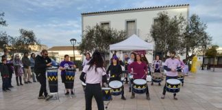 Todo un mes de actividades para celebrar el Día Internacional de las Mujeres El colectivo Bloco Colubraria puso ritmo al acto del 8M