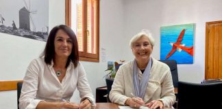 El Consell colabora con Espai Dones para la promoción de la igualdad y la prevención de la violencia de género en la isla Firma convenio Espai Dones 2023
