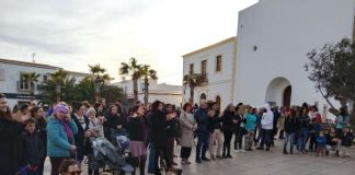 Música y manifiesto reivindicativo en la celebración del 8M en Formentera La plaza de la Constitución acogió el acto del 8M en Formentera