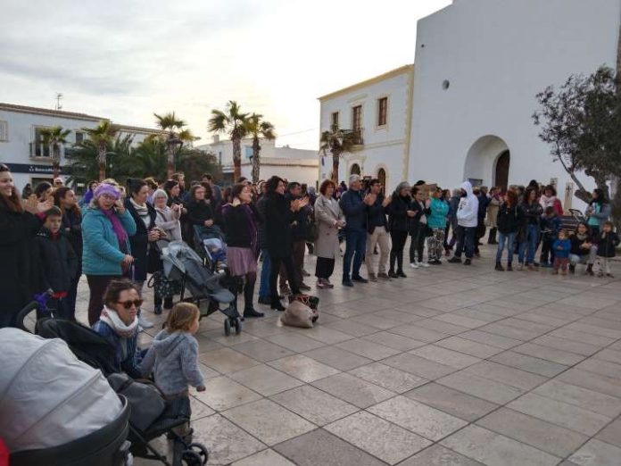 La plaza de la Constitución acogió el acto del 8M en Formentera