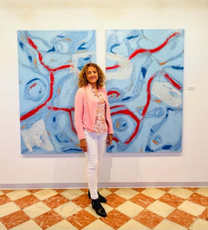 Carmen Liberal con una de sus obras