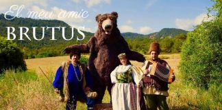 El oso Brutus abandona la montaña para jugar y cantar por Sant Ferran El meu amic Brutus
