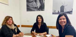 El Arxiu d’Imatge i So de Formentera recibe material fotográfico del maestro Lluís Andreu cedido por Encarna Magaña Foto firma del convenio