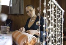 “Mi trabajo artesano me permite estar en contacto con la naturaleza de la isla” Entrevista a Leila Ghenem Leila Ghenem