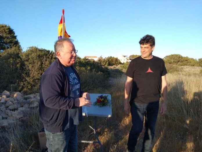 Los historiadores Artur Parrón y Santiago Colomar momentos antes de leer el manifiesto 2 Artur Parrón y Santiago Colomar