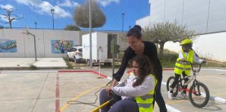 Clases de educación vial teóricas y prácticas en las escuelas de la isla Los niños disfrutaron de las clases de Educación vial