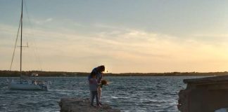 Homenaje en es Campament para conmemorar la segunda República Momento de depositar la ofrenda floral en el mar en memoria de los represaliados