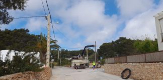 Telefónica retira una veintena de palos de telefonía del casco urbano en el Pilar de la Mola