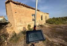 Un equipo de arqueólogos trabaja en la redacción de un plan de investigación y conservación de es Campament Trabajos de medición en es Campament