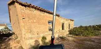 Un equipo de arqueólogos trabaja en la redacción de un plan de investigación y conservación de es Campament Trabajos de medición en es Campament