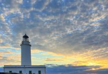 El Faro de la Isla, el nuevo videoclip del pianista Alessandro Martire, inspirado y rodado en los faros de Formentera Alessandro Martire interpretando su música en el faro de la Mola