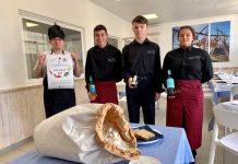 Formentera pone productos locales a disposición de los alumnos de restauración y gastronomía Alumnos de FP con los productos locales cedidos por el área de Medio Rural
