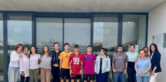 Catorce personas completan los programas de formación y empleo de monitor de tiempo libre y de atención sociosanitaria Ana Juan con los alumnos que han acabado los cursos formativos