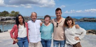 Podemos se compromete en Formentera a mejorar la ley turística balear para facilitar a los Consells la erradicación de los pisos turísticos ilegales Antònia Jover junto a Tato Monge y otros miembros de la lista de Podemos Formentera