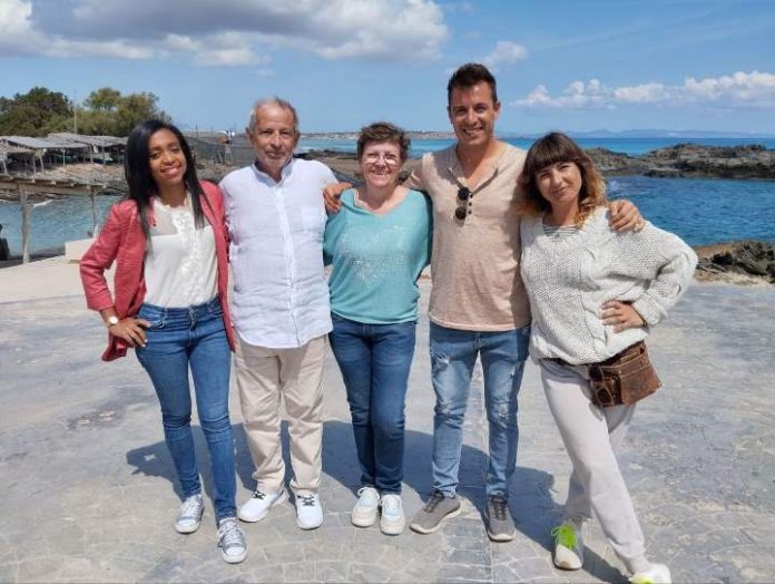 Antònia Jover junto a Tato Monge y otros miembros de la lista de Podemos Formentera