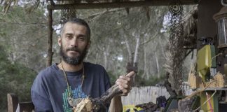 «La madera me sugiere el camino a seguir para la creación de mis piezas» Entrevista a Debo