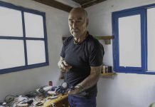 “Siempre digo a los clientes que pidan un deseo cuando les anudo una pulsera” Entrevista a Mateo García