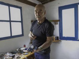 “Siempre digo a los clientes que pidan un deseo cuando les anudo una pulsera” Entrevista a Mateo García