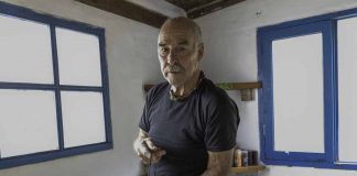 “Siempre digo a los clientes que pidan un deseo cuando les anudo una pulsera” Entrevista a Mateo García