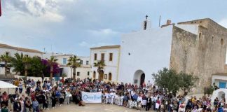 Formentera contra la violencia Concentración en la plaza de la Constitución contra la violencia