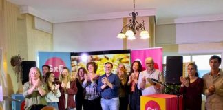 GxF pedirá al Govern balear la gestión del mollet d’es Caló para rehabilitarlo GxF acto con los vecinos de es Caló