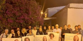 GxF se presenta para pedir el voto bajo el lema «A Formentera, Gent per Formentera» las elecciones del 28 de mayo Miembros de GxF durante la pegada de carteles