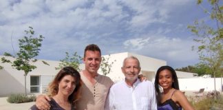 Podemos Formentera presenta sus 156 propuestas de gobierno centradas en recuperar la calidad de vida de las personas residentes Tato Monge acompañado de algunos de sus compañeros de lista