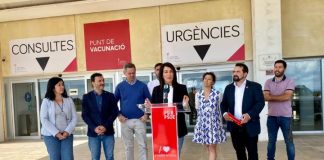 El ministro Miñones promete atender las demandas de Formentera en materia de sanidad Visita ministro Sanidad a campaña PSOE