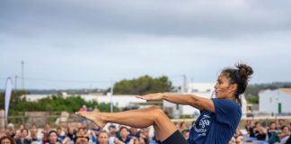Éxito de participación en la masterclass benéfica con motivo del Día Internacional del Yoga Clase magistral de yoga con Alessandra Oram