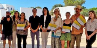 El Consell de Formentera entrega siete nuevas cartas de artesanía La presidenta en funciones, Ana Juan, con los nuevos artesanos