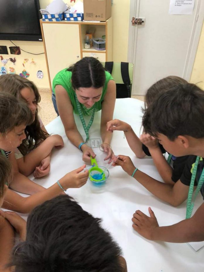 Voluntarios por la Ciencia en un colegio de Formentera