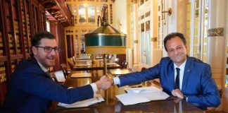 Sa Unió firma un acuerdo con el PP balear para garantizar la investidura de Marga Prohens como presidenta del Govern El diputado Llorenç Córdoba firma el acuerdo con el PP balear