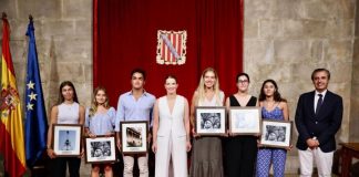 El Govern reconoce el mérito, el esfuerzo y el talento de los estudiantes con mejores notas de la PBAU en Baleares Judith Verdera, tercera por la derecha, en la recepción en el Consolat del Mar