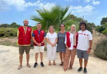 Casi medio centenar de personas participan en el primer curso de formación de Cruz Roja de voluntarios para atender en un primer momento a los migrantes que llegan en pateras La consellera Cristina Costa con los monitores del curso de Cruz Roja