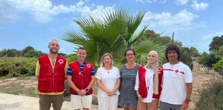 Casi medio centenar de personas participan en el primer curso de formación de Cruz Roja de voluntarios para atender en un primer momento a los migrantes que llegan en pateras La consellera Cristina Costa con los monitores del curso de Cruz Roja