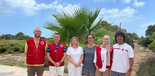Casi medio centenar de personas participan en el primer curso de formación de Cruz Roja de voluntarios para atender en un primer momento a los migrantes que llegan en pateras La consellera Cristina Costa con los monitores del curso de Cruz Roja