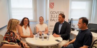Marga Prohens y Llorenç Córdoba visitan las instalaciones del Hospital de Formentera La presidenta del Govern balear, Marga Prohens, en su visita la Hospital de Formentera