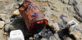 El Consell retira el bidón de petróleo aparecido en la zona de Es Caló y limpia el vertido que se había producido Limpieza del contenido del bidón de petróleo derramado sobre las rocas