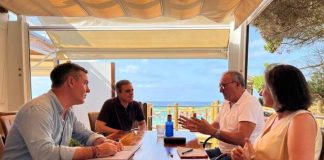 El PP reitera el compromiso de modificar la normativa de Costas para ayudar a las familias y dar seguridad jurídica Marí Bosó y Miquel Jerez con representantes de los afectados por el deslinde de Costas de Formentera