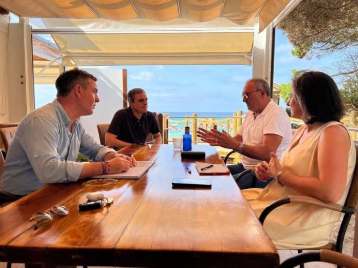 Marí Bosó y Miquel Jerez con representantes de los afectados por el deslinde de Costas de Formentera